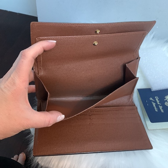 2011 authentic Louis Vuitton international wallet - poor edges and corners - Picture 10 of 16